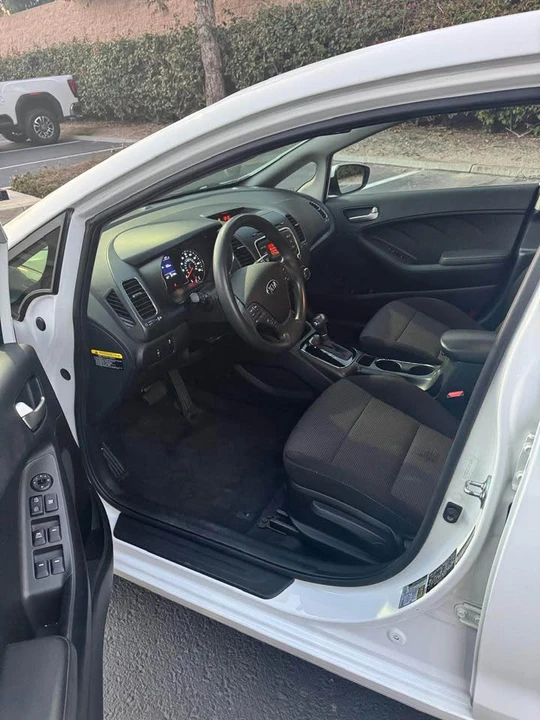 2018 Kia Forte - Image 10 of 17