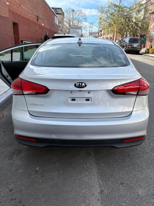 2018 Kia Forte - Image 9 of 14