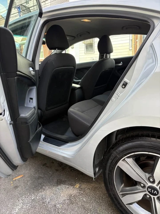 2018 Kia Forte - Image 8 of 14