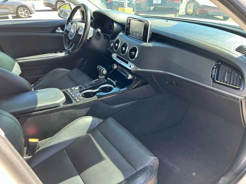 2018 Kia Stinger - Image 11 of 15