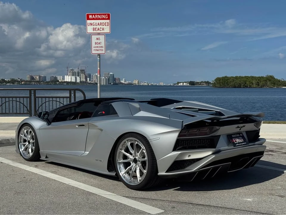2018 Lamborghini - Image 2 of 9