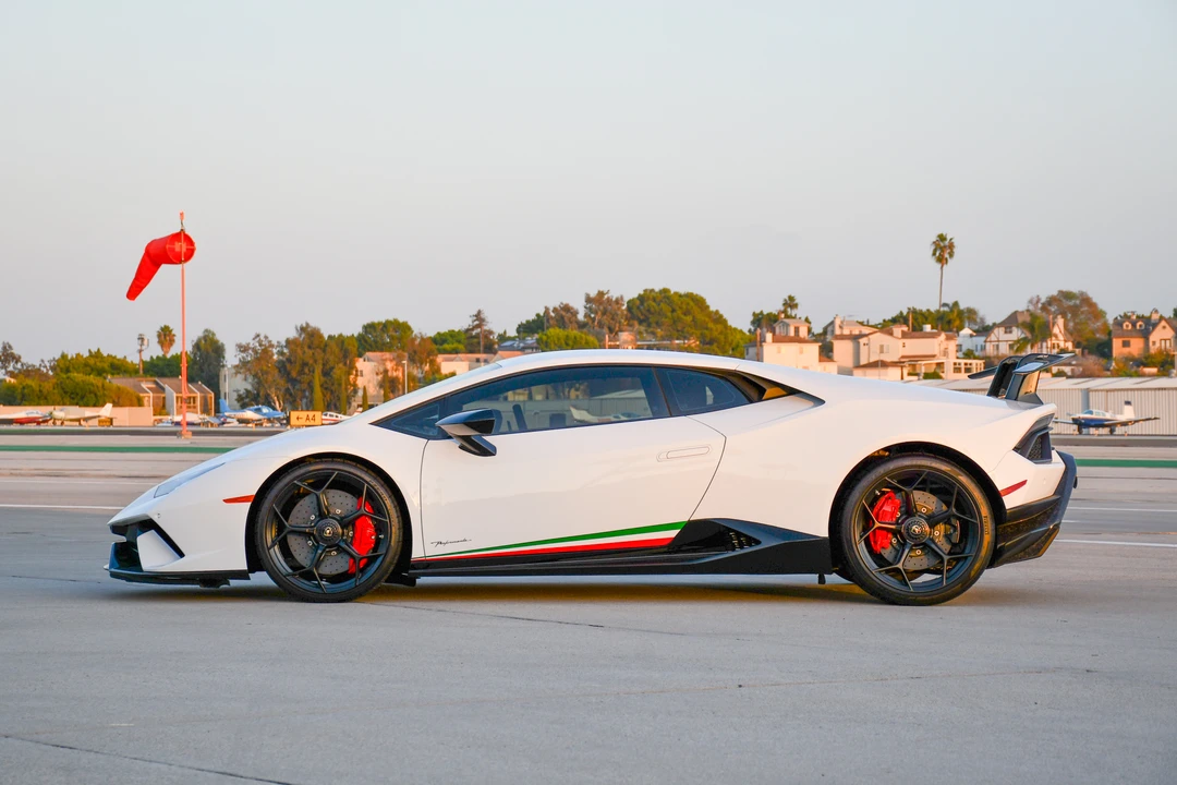 2018 Lamborghini Huracan LP640-4 Performante - Image 11 of 31