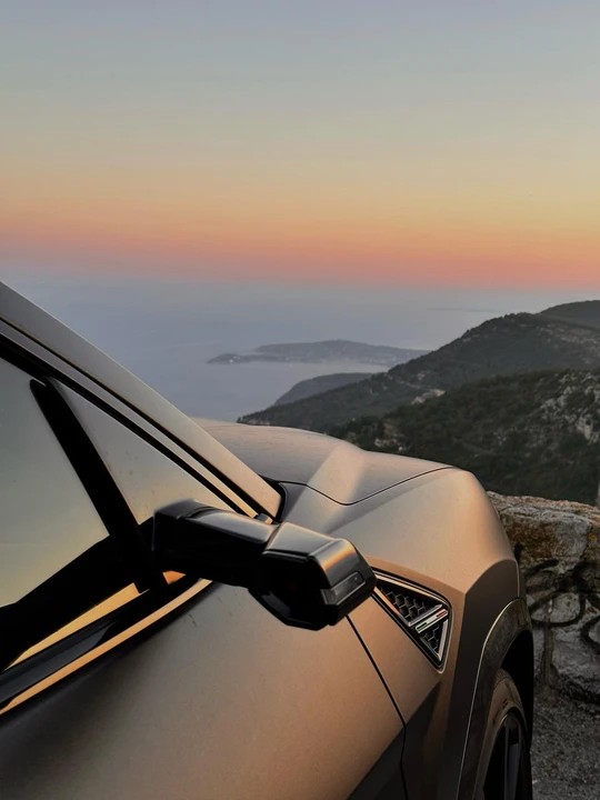 2018 Lamborghini Urus - Image 4 of 31