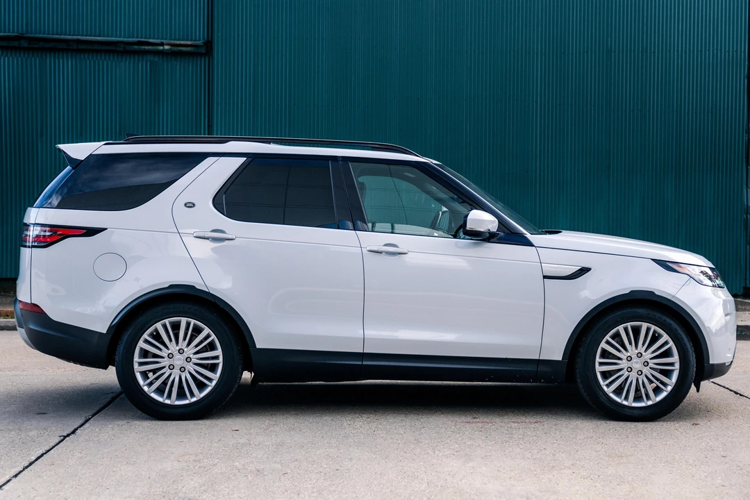 2018 Land Rover Discovery 5th Gen - Image 3 of 31