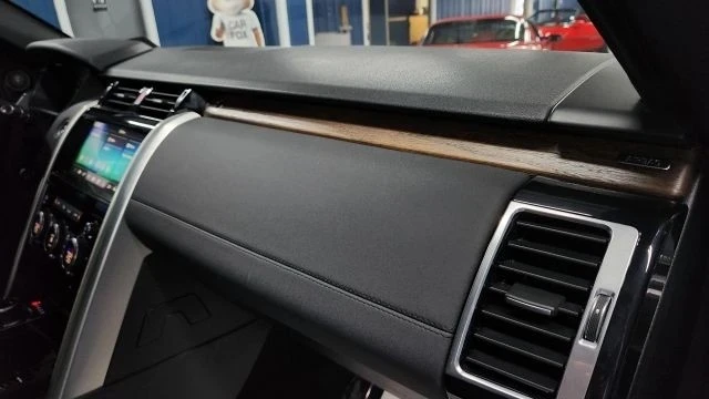 2018 Land Rover Discovery 5th Gen - Image 15 of 21