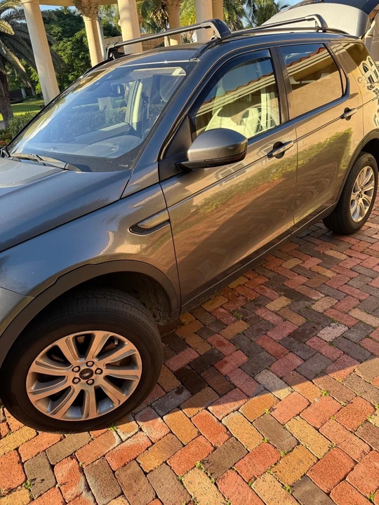 2018 Land Rover Discovery 5th Gen - Image 5 of 13