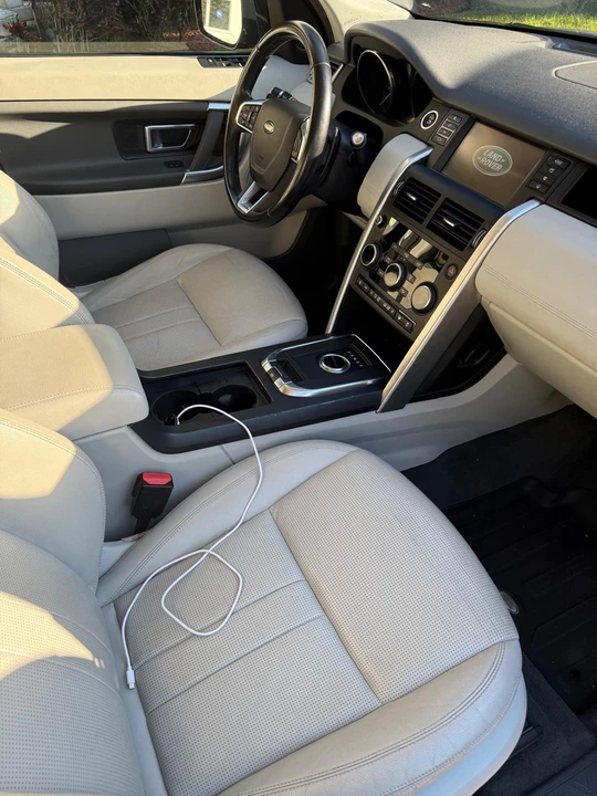 2018 Land Rover Discovery 5th Gen - Image 9 of 13