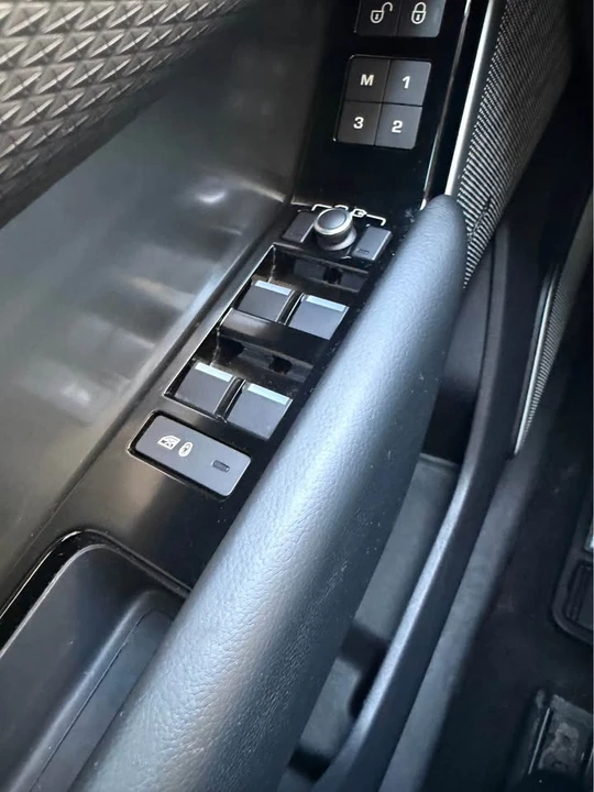 2018 Land Rover Range Rover Velar - Image 17 of 20