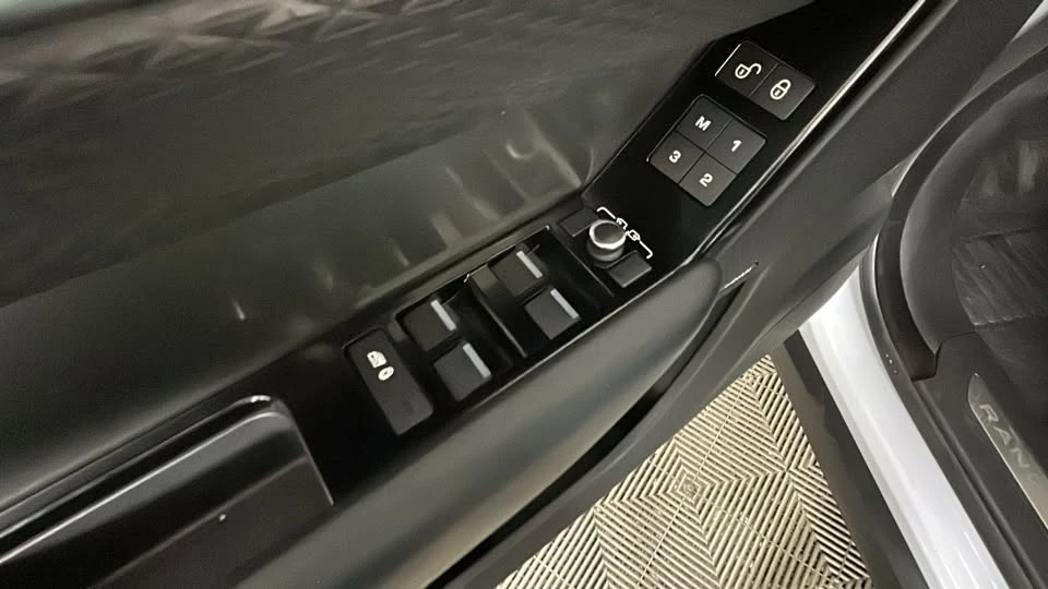 2018 Land Rover Range Rover Velar - Image 10 of 20