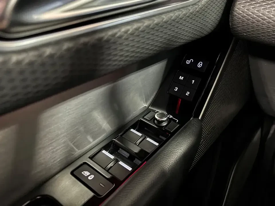 2018 Land Rover Range Rover Velar - Image 10 of 19