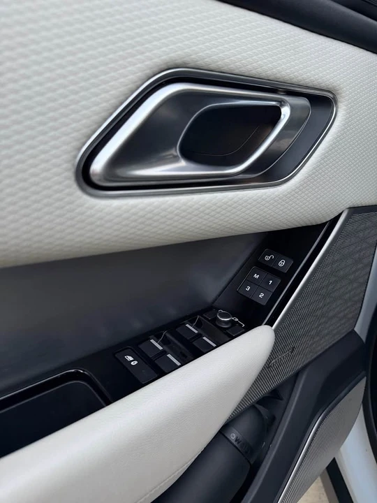 2018 Land Rover Range Rover Velar - Image 11 of 15