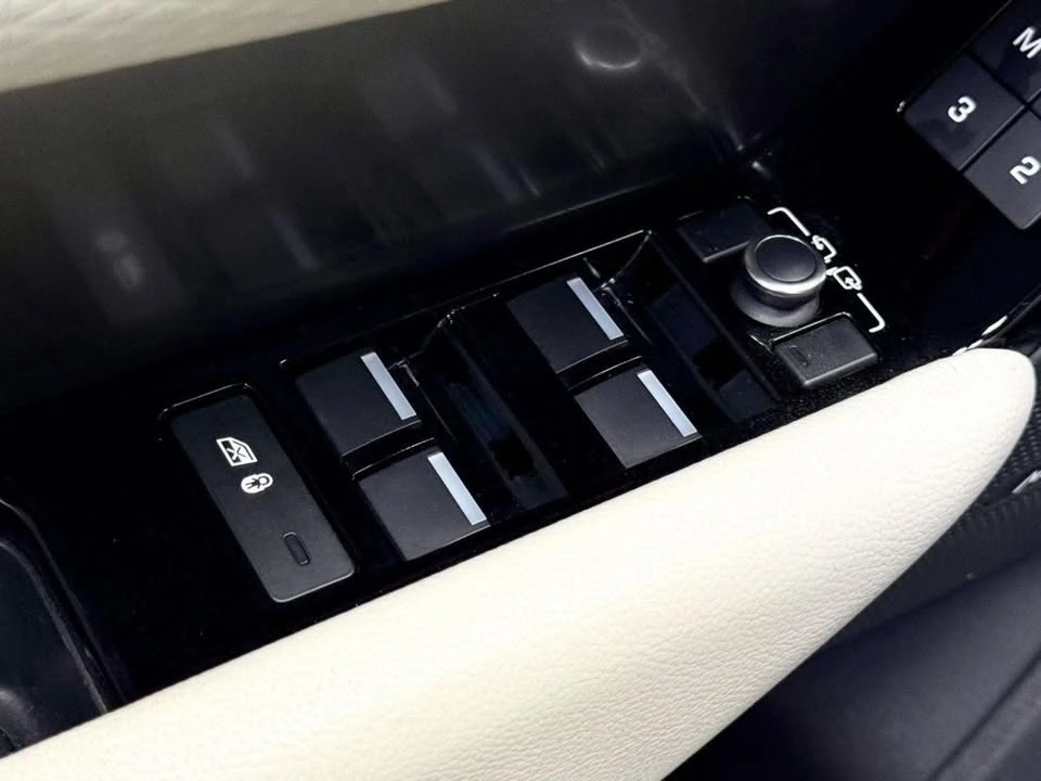 2018 Land Rover Range Rover Velar - Image 13 of 20