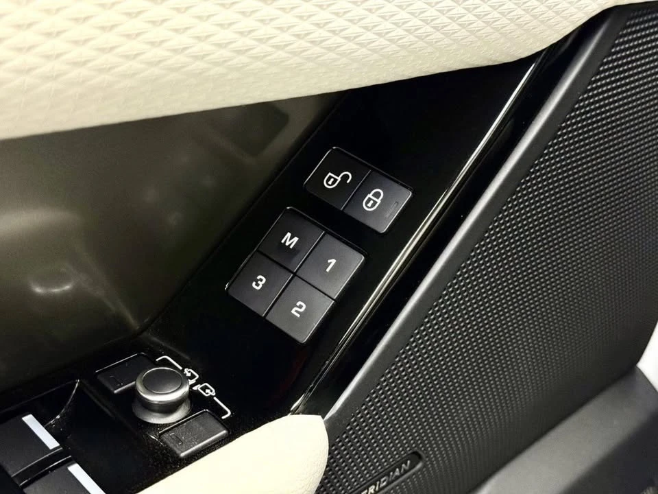 2018 Land Rover Range Rover Velar - Image 14 of 20