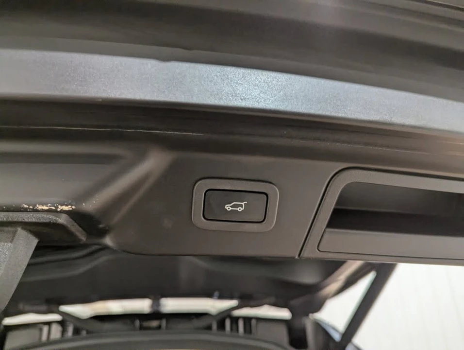 2018 Land Rover Range Rover Velar - Image 15 of 20