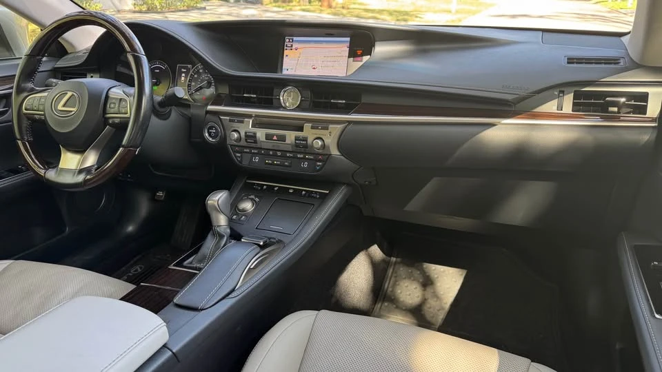 2018 Lexus ES 6th Gen - Image 13 of 17