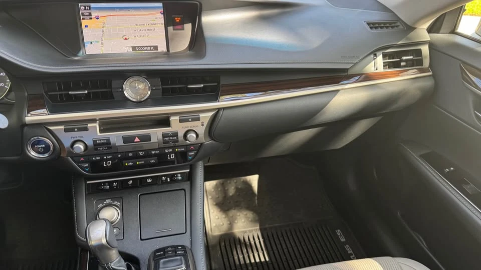 2018 Lexus ES 6th Gen - Image 16 of 17