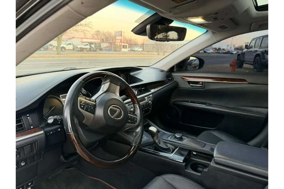 2018 Lexus ES 6th Gen - Image 14 of 18