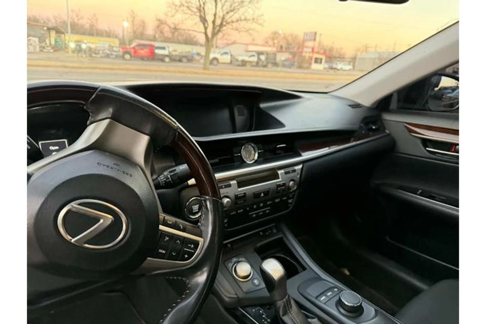 2018 Lexus ES 6th Gen - Image 11 of 18
