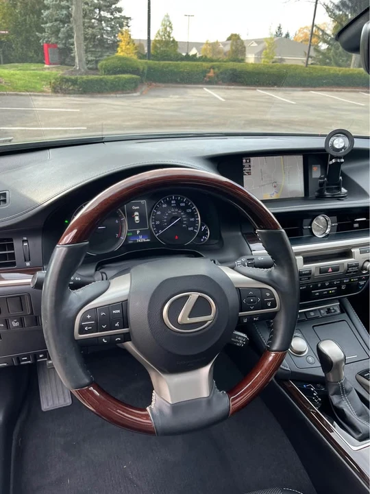 2018 Lexus ES 6th Gen - Image 11 of 19