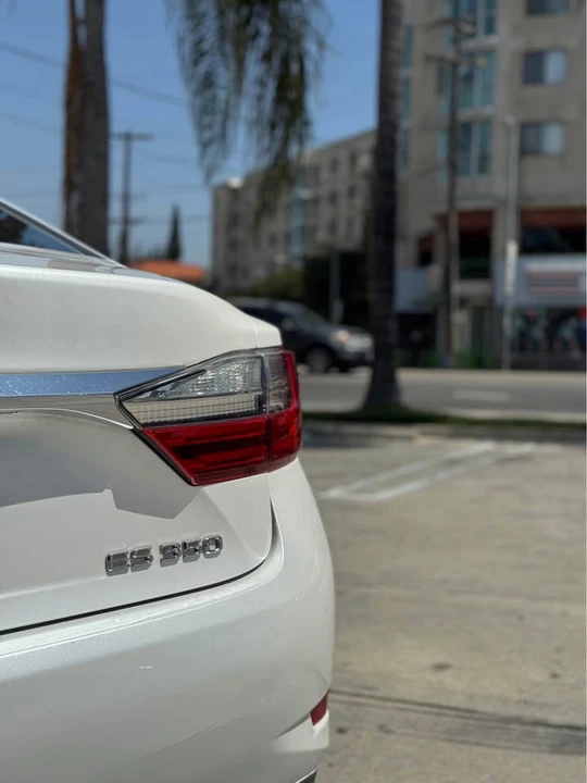 2018 Lexus ES 6th Gen - Image 13 of 20