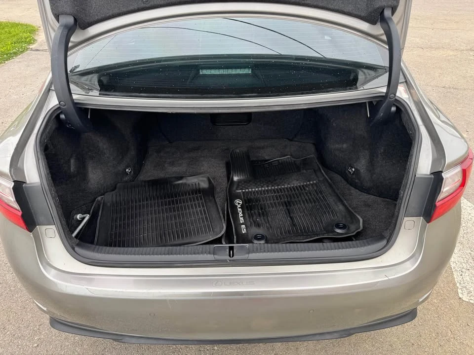 2018 Lexus ES 6th Gen - Image 15 of 20