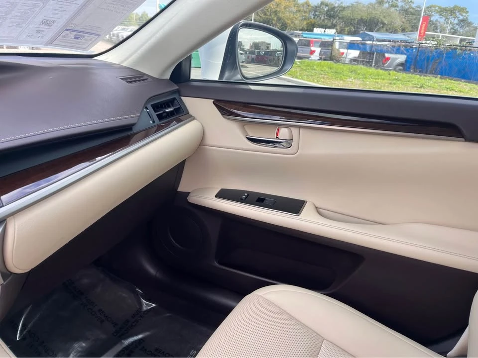 2018 Lexus ES 6th Gen - Image 16 of 17