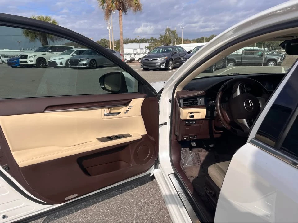 2018 Lexus ES 6th Gen - Image 11 of 17