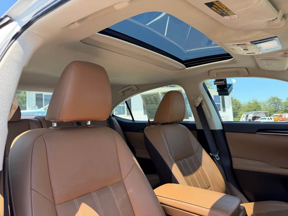 2018 Lexus ES 6th Gen - Image 15 of 16