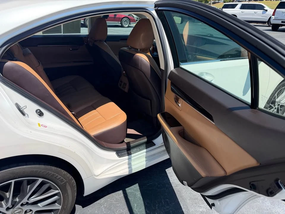 2018 Lexus ES 6th Gen - Image 11 of 16