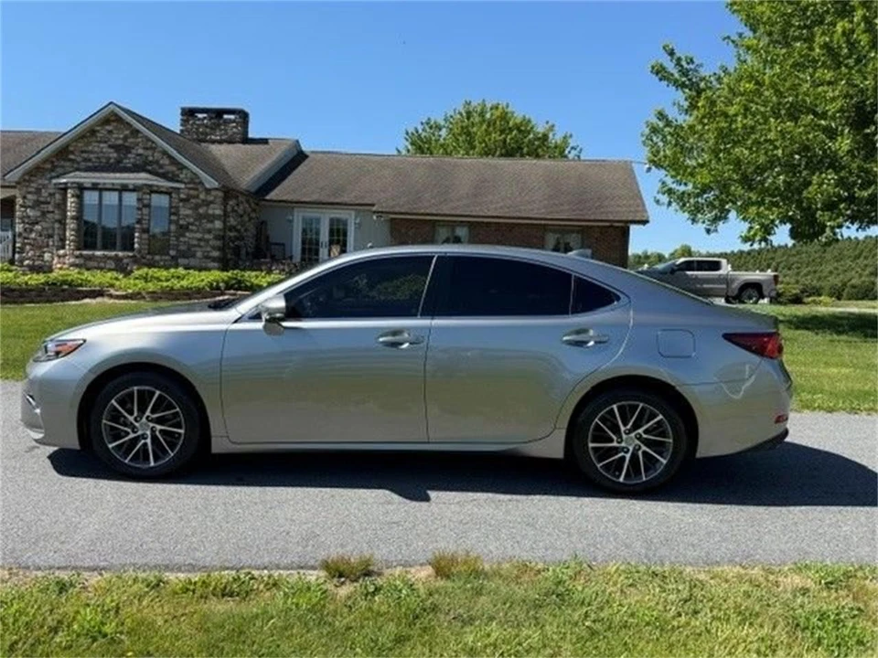 2018 Lexus ES 6th Gen - Image 11 of 19
