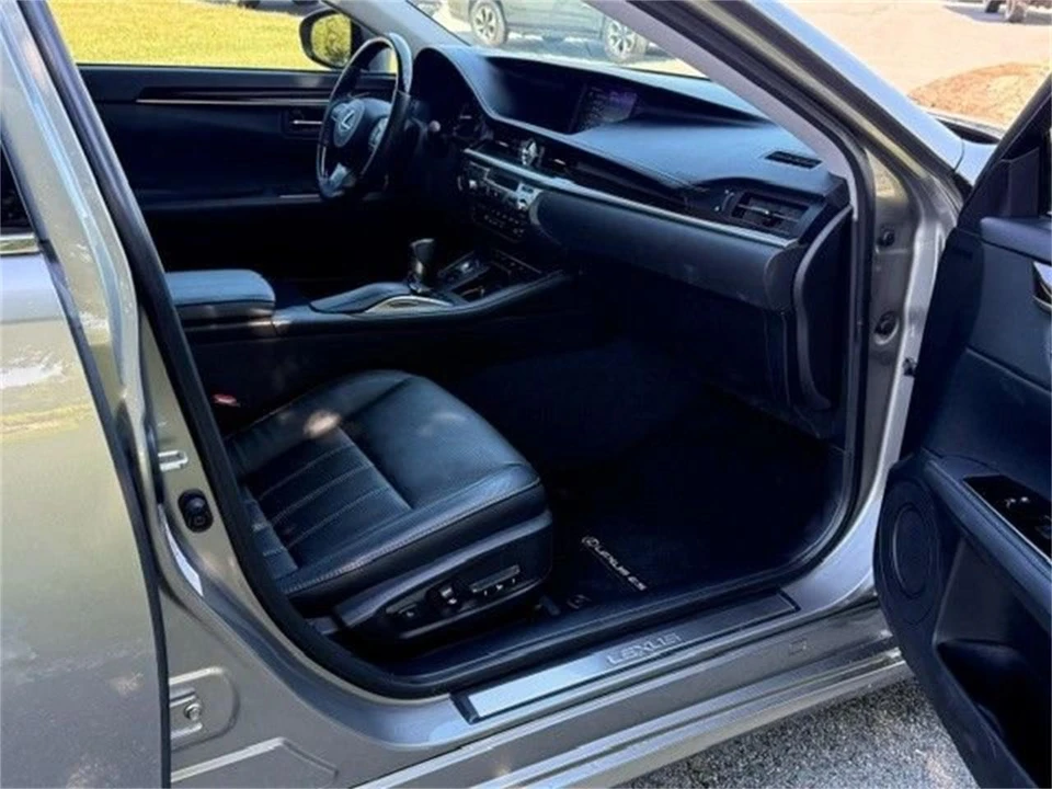 2018 Lexus ES 6th Gen - Image 18 of 19