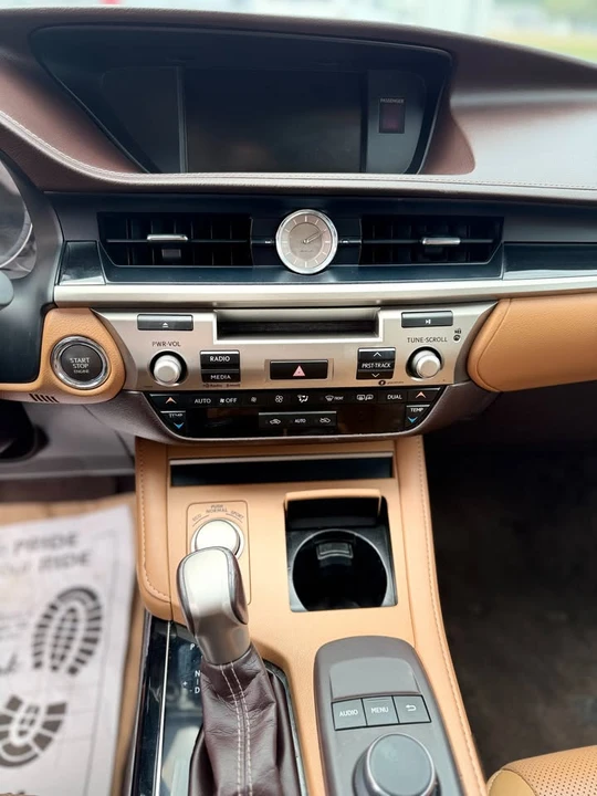 2018 Lexus ES 6th Gen - Image 9 of 10