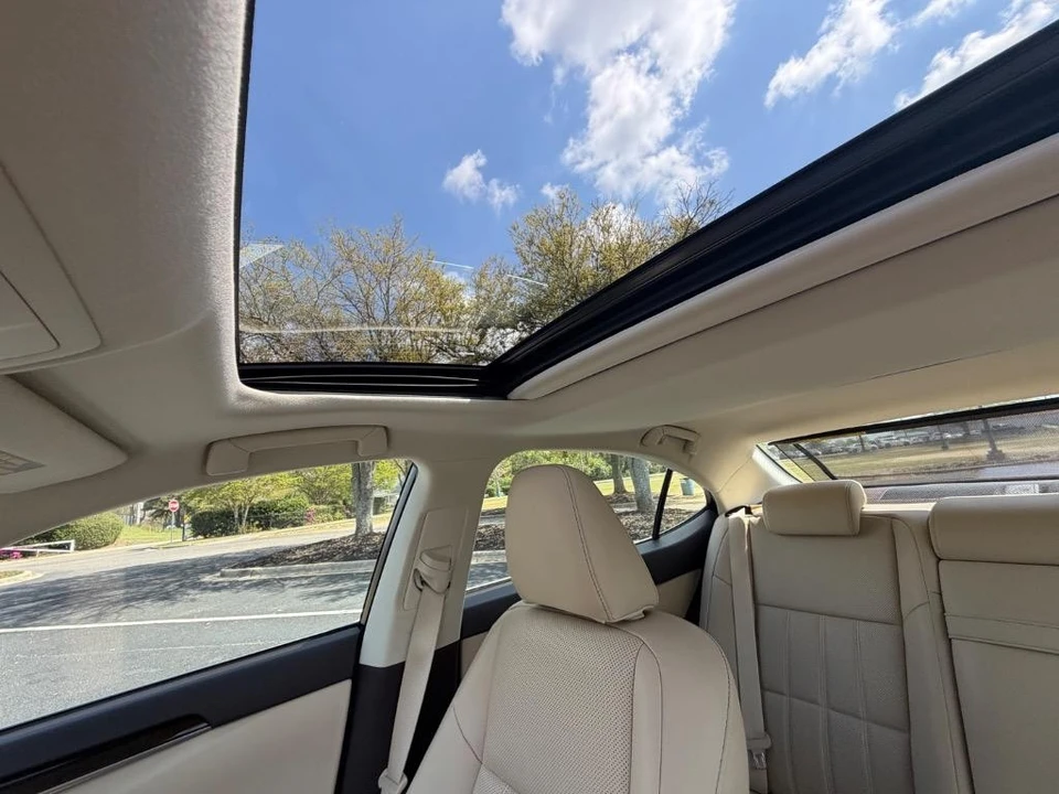 2018 Lexus ES 6th Gen - Image 20 of 21