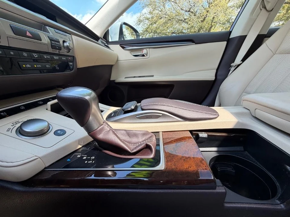 2018 Lexus ES 6th Gen - Image 17 of 21