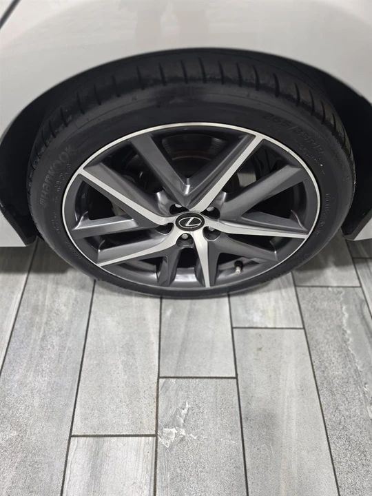 2018 Lexus GS 4th Gen - Image 24 of 27