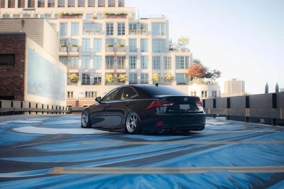 2018 Lexus IS - Image 4 of 10