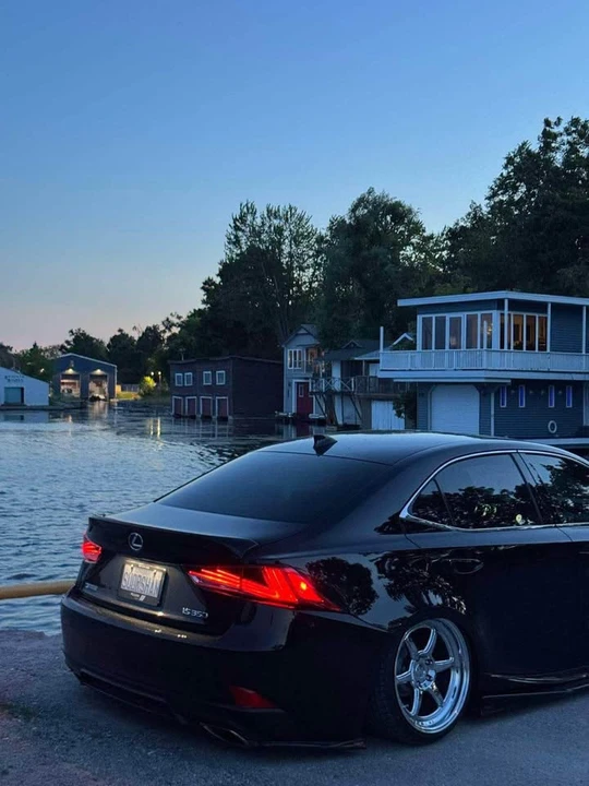2018 Lexus IS - Image 5 of 10