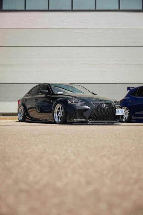 2018 Lexus IS - Image 2 of 10