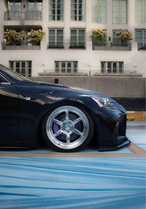 2018 Lexus IS - Image 8 of 10
