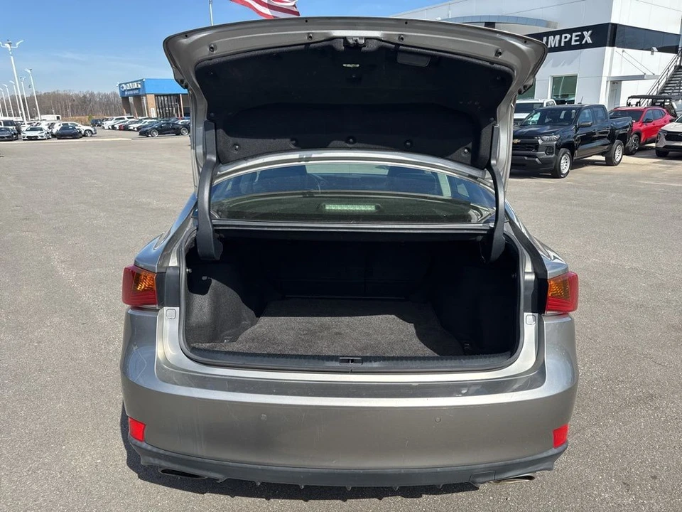 2018 Lexus IS 3rd Gen - Image 29 of 31