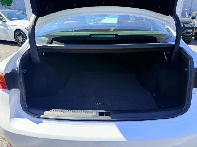 2018 Lexus IS 3rd Gen - Image 27 of 31