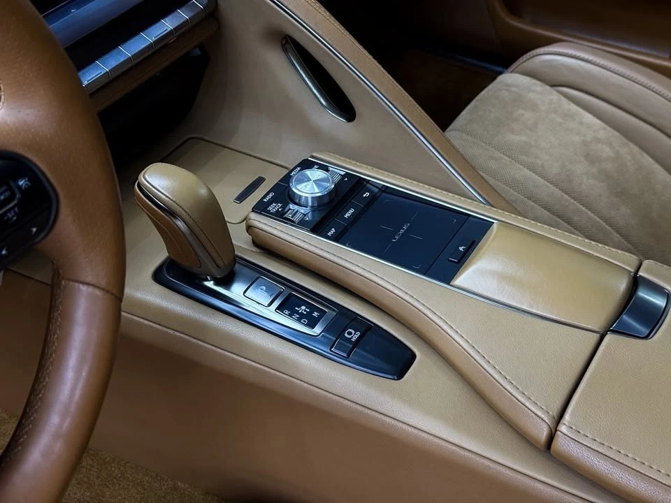2018 Lexus LC - Image 13 of 19