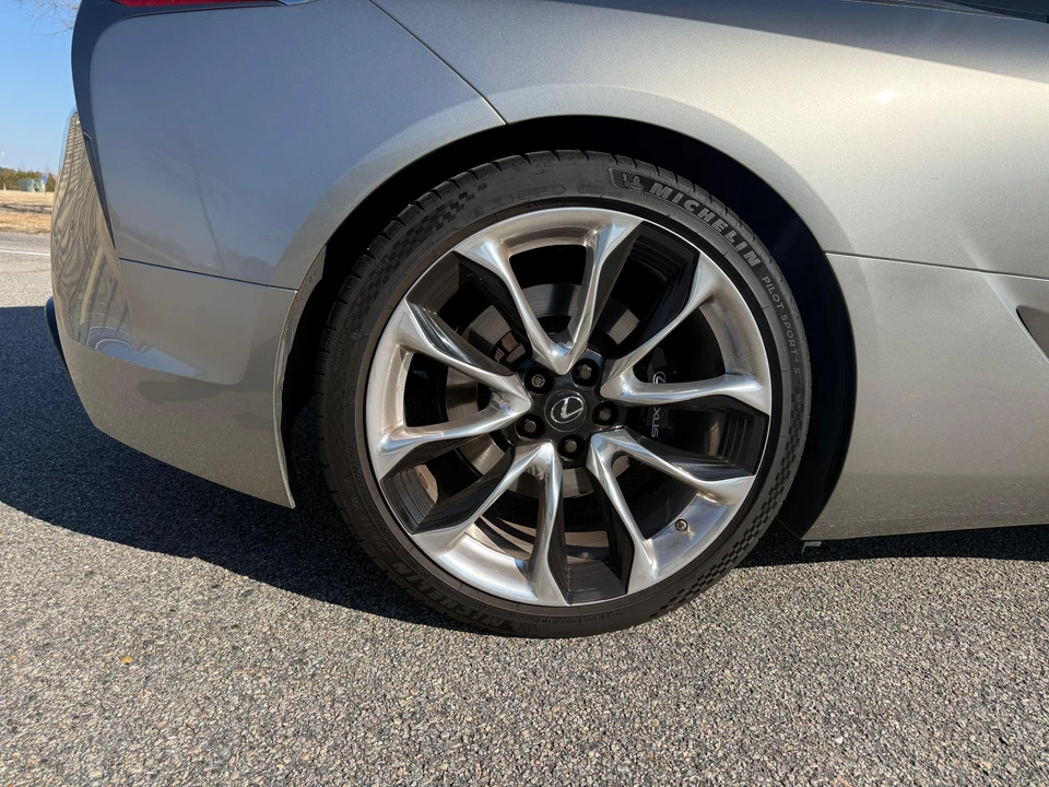 2018 Lexus LC - Image 22 of 31