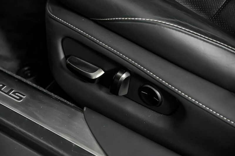 2018 Lexus LC - Image 21 of 31