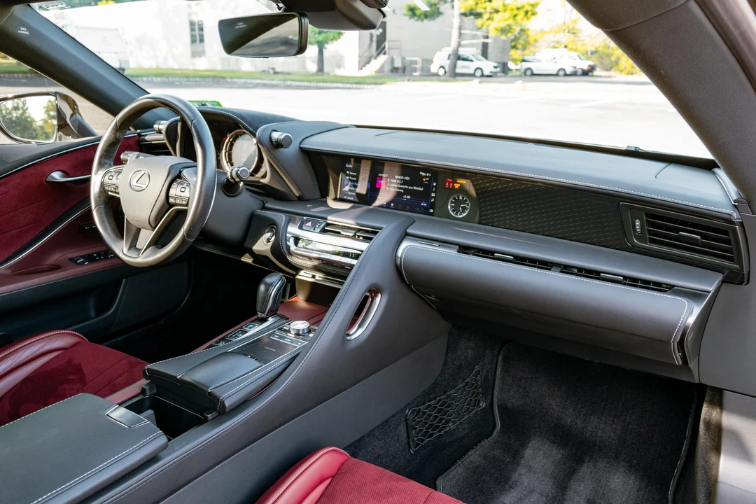 2018 Lexus LC - Image 28 of 31