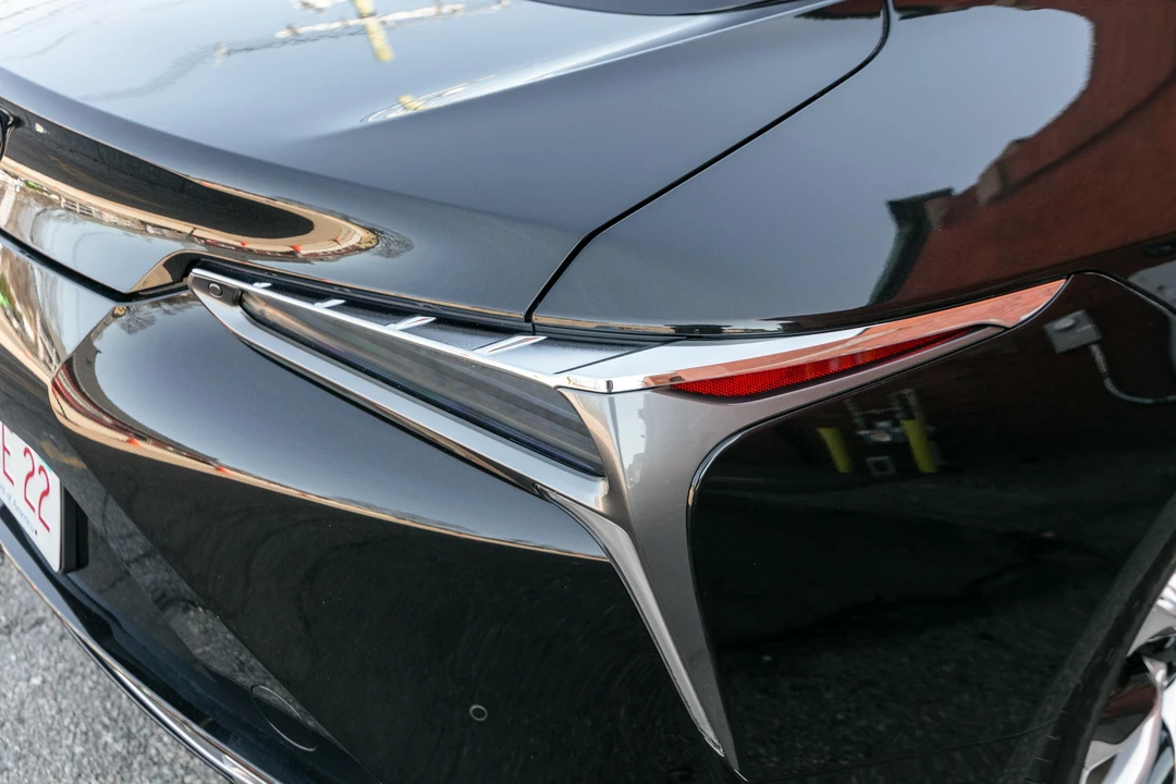 2018 Lexus LC - Image 28 of 31