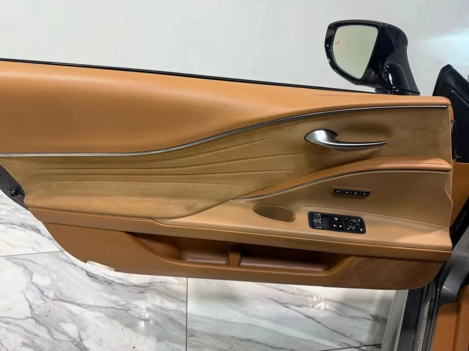 2018 Lexus LC - Image 12 of 20