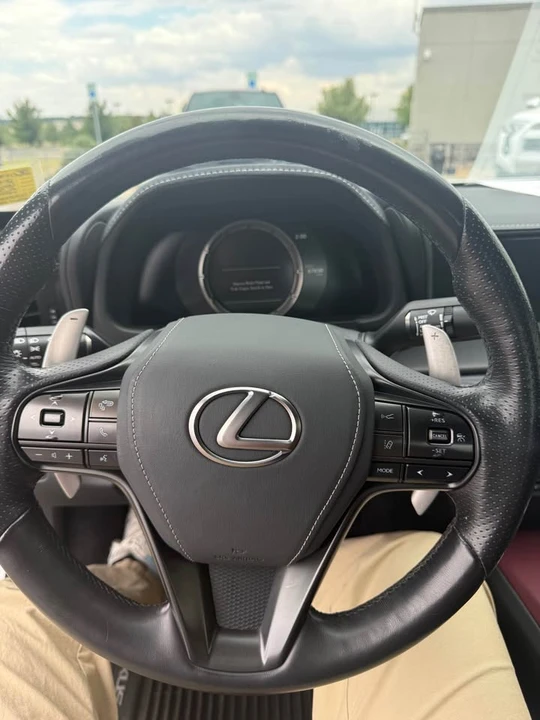 2018 Lexus LC - Image 9 of 12