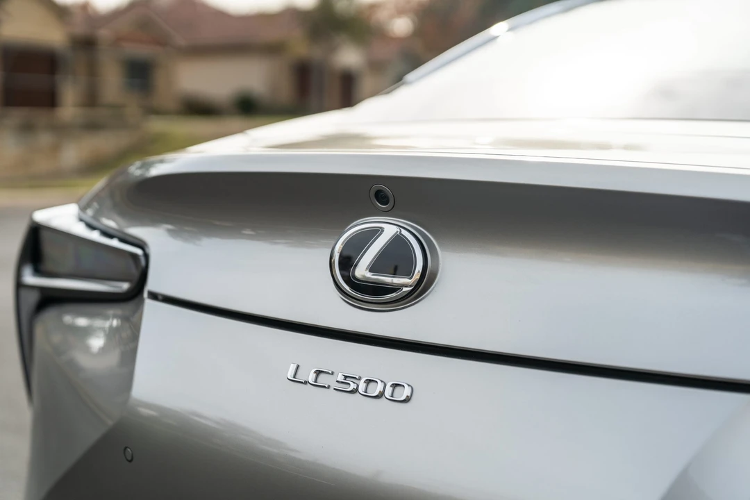 2018 Lexus LC - Image 26 of 31