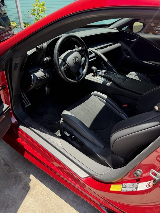 2018 Lexus LC - Image 28 of 31